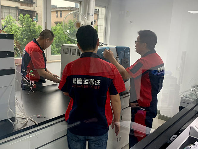 儀器設(shè)備搬運(yùn)